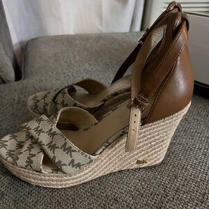 NEVER WORN - BRAND NEW - Michael Kors Logo Brown Heels Size 9